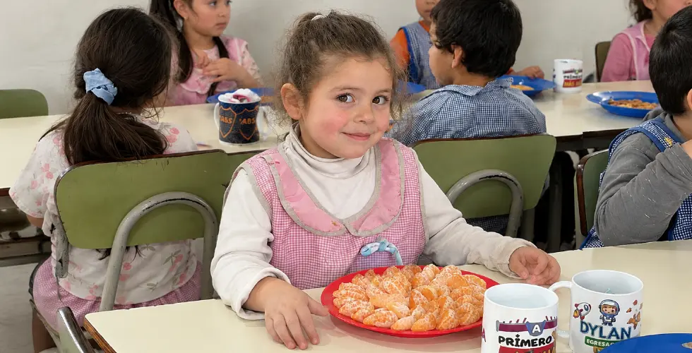 Niños desayunando en una organización