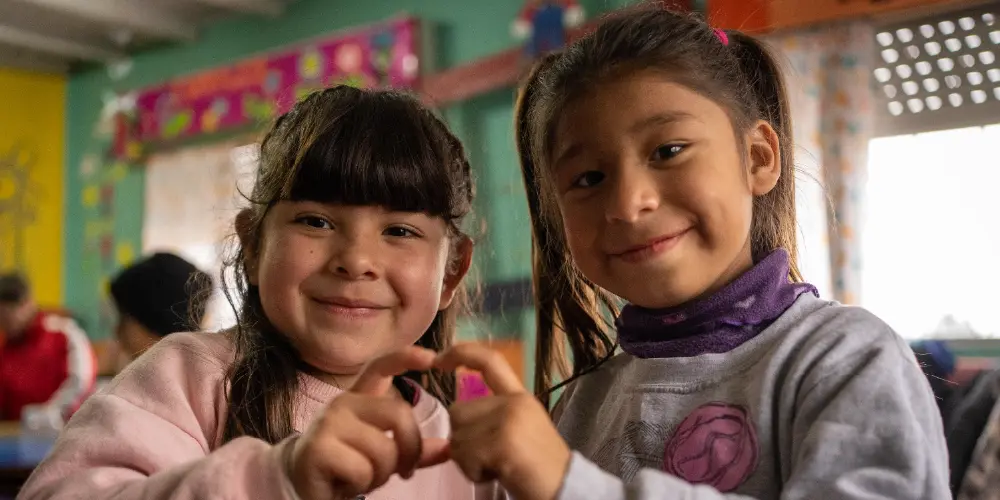 Dos niñas en un aula